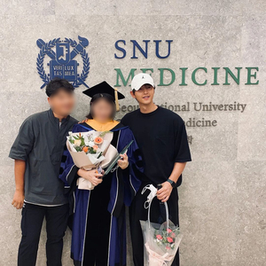 ソン・ジュンギ、博士になった妹を祝うためソウル大学の学位授与式に出席