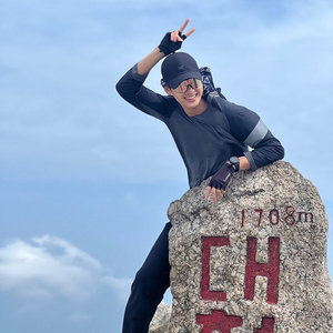 キム・スヒョン、登山にハマった近況…雪岳山の大青峰で明るいほほ笑み