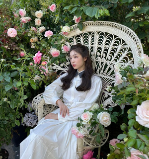 キム・ヨナ、白のワンピースで花に囲まれ…ラブリーな「10月の花嫁」