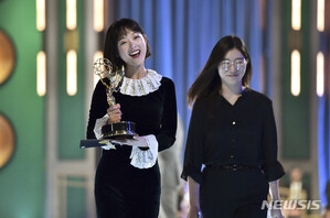 【フォト】『イカゲーム』イ・ユミ「エミー賞のゲスト女優賞もらったよ」