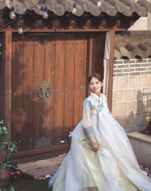 「来月結婚」アユミ「ウエディング写真?」純白の韓服姿で清純そのもの