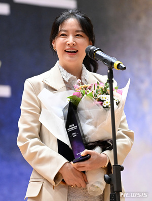 【フォト】韓流功労賞を受賞する女優イ・ヨンエ