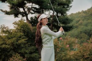 【フォト】アン・シネ、すらりとしたボディ際立つ秋のゴルフグラビア