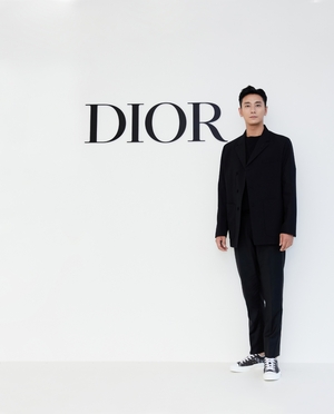 【フォト】チュ・ジフン、「Diorの男」らしいシックな美しさ