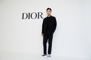 【フォト】チュ・ジフン、「Diorの男」らしいシックな美しさ