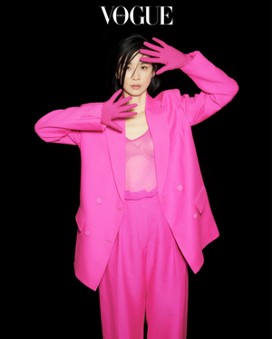 イ・ボヨン、シースルーのインナーにホットピンクのセットアップ…破格のファッションもぴったり