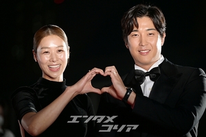 【フォト】チャン・シニョン＆カン・ギョンジュン「ラブラブ夫婦」＝2022 APAN STAR AWARDS