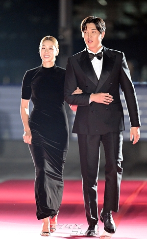 【フォト】チャン・シニョン＆カン・ギョンジュン「ラブラブ夫婦」＝2022 APAN STAR AWARDS