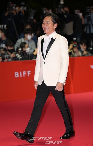【フォト】トニー・レオン、ファンを魅了するほほ笑み＝釜山国際映画祭