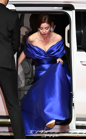 【フォト】キム・ギュリ、ブルーのドレス姿が上品＝釜山国際映画祭