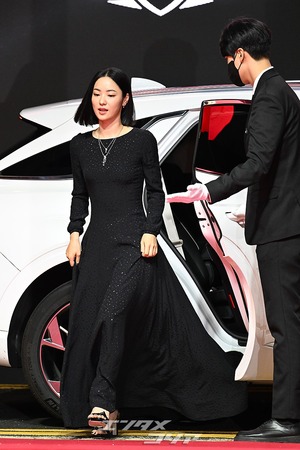 【フォト】チョン・ヨビン、魅惑的な黒ドレス＝釜山国際映画祭