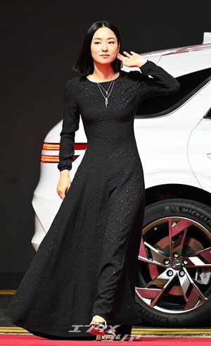 【フォト】チョン・ヨビン、魅惑的な黒ドレス＝釜山国際映画祭