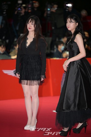 【フォト】ク・ヘソン、黒いミニドレス姿が魅惑的＝釜山国際映画祭