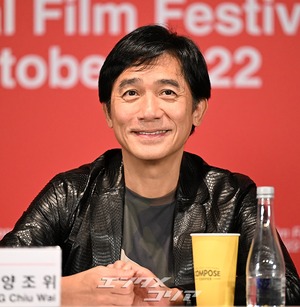 【フォト】「今年のアジア映画人賞」記者会見に臨むトニー・レオン