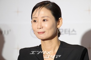 【フォト】ユ・アイン＆イ・ソムら、手形を残すスターたち＝釜日映画賞