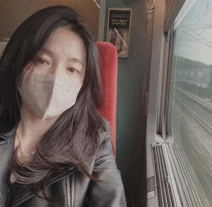 イ・ヨンエ、列車で釜山映画祭へ…依然変わらぬ美しい姿を披露