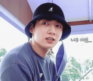 「BTSジョングクの帽子、100万円で売ります」…韓国外交部職員の投稿が物議