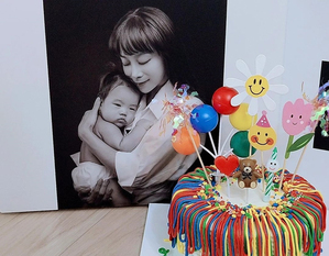 離婚訴訟中のチョ・ミナ、息子の生後500日祝い 「全力を尽くして育てていく」