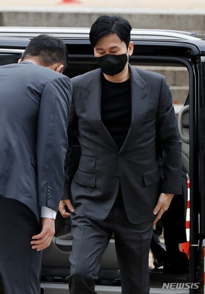 【フォト】公判に出席したヤン・ヒョンソク前YG代表