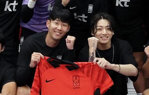 BTSジョングク、サッカー韓国代表をサプライズ訪問「けがをしないでファイト」