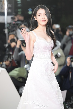 【フォト】IU、女優として青龍映画賞に出席
