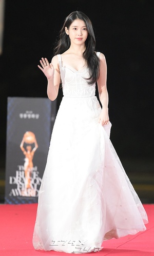 【フォト】IU、女優として青龍映画賞に出席