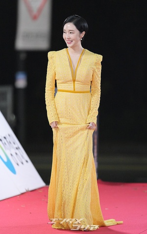 【フォト】イ・ジョンヒョン、黄色いドレスに視線集中