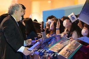 【フォト】ブルーカーペットで韓国のファンにあいさつ＝『アバター：ウェイ・オブ・ウォーター』