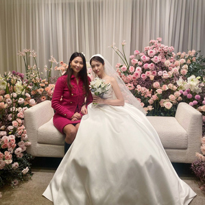 「結婚おめでとう」オ・ユナ、ウエディングドレス着たT-ARAジヨンと2ショット公開
