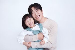 チャン・ユンジョンの夫ト・ギョンワン、愛らしい娘と一緒に幸せな広告撮影