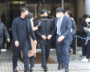 【フォト】B.Iの薬物捜査でもみ消し疑惑、ヤン・ヒョンソク前YG代表に一審無罪