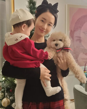 イ・ジョンヒョン、娘とカップルコーデ…家族3人で過ごすクリスマス