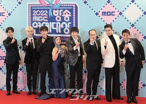 【フォト】「2022 MBC芸能大賞」のチョン・ヒョンム＆「今年の芸能賞」の『シングル男のハッピーライフ』出演者たち