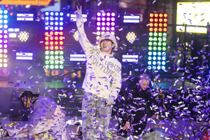 【フォト】J-HOPE、米国で「New Year’s Rockin’ Eve」に出演し完璧なライブ披露