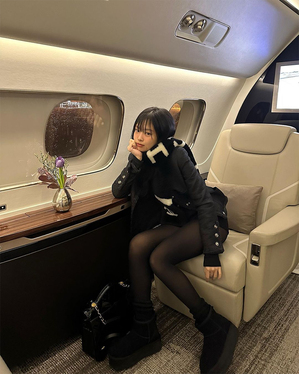 BLACKPINKジェニー、ラグジュアリーな専用機に乗った写真公開「アジアツアー開始!」