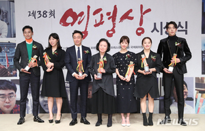 【フォト】映評賞で功労映画人賞受賞したユン・ジョンヒ、同行するピアニストの夫・白建宇