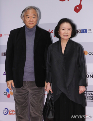 【フォト】映評賞で功労映画人賞受賞したユン・ジョンヒ、同行するピアニストの夫・白建宇