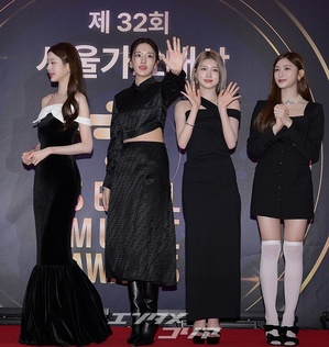 【フォト】IVE、黒の装いでソウル歌謡大賞に初めて出席
