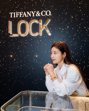 【フォト】チョン・ユミ＆ウィ・ハジュンら、「Tiffany Lock」ポップアップストアのオープン記念イベント出席