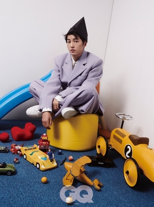 【フォト】ソン・ジュンギ、おもちゃの車を手にしたプレパパ…相変わらずのビジュアル