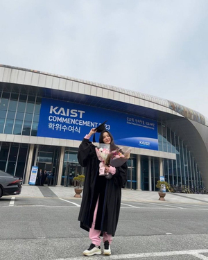 ユン・ソヒ、KAIST卒業の記念ショット…格別なピンク色のファッションに視線集中