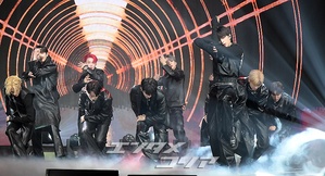 【フォト】THE BOYZ、11人の完全体で新たな活動　「シックなカリスマ」