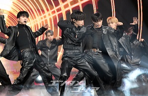 【フォト】THE BOYZ、11人の完全体で新たな活動　「シックなカリスマ」