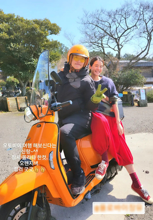 キム・ジホ、バイク旅行に出る夫と仲良し2ショット…夫婦の色使いセンスに注目