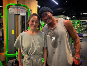秋山成勲の母、68歳…息子に劣らぬ健康な筋肉質の体躯