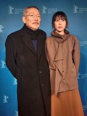 ベルリン映画祭に出席したキム・ミニ＆ホン・サンス監督の姿公開、新作『In Water』4月12日公開