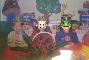 防弾少年団V、幼稚園時代の写真サプライス公開! 韓服姿で王冠をかぶった王子さま