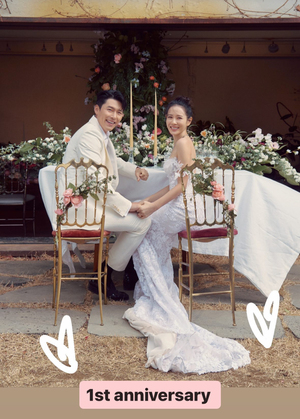 ソン・イェジン&ヒョンビン結婚1周年に「手つなぎ未公開ウエディング写真」アップ