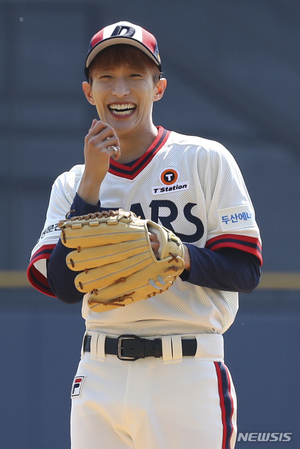 【フォト】SEVENTEENドギョム、見事な始球式