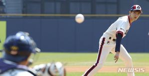 【フォト】SEVENTEENドギョム、見事な始球式